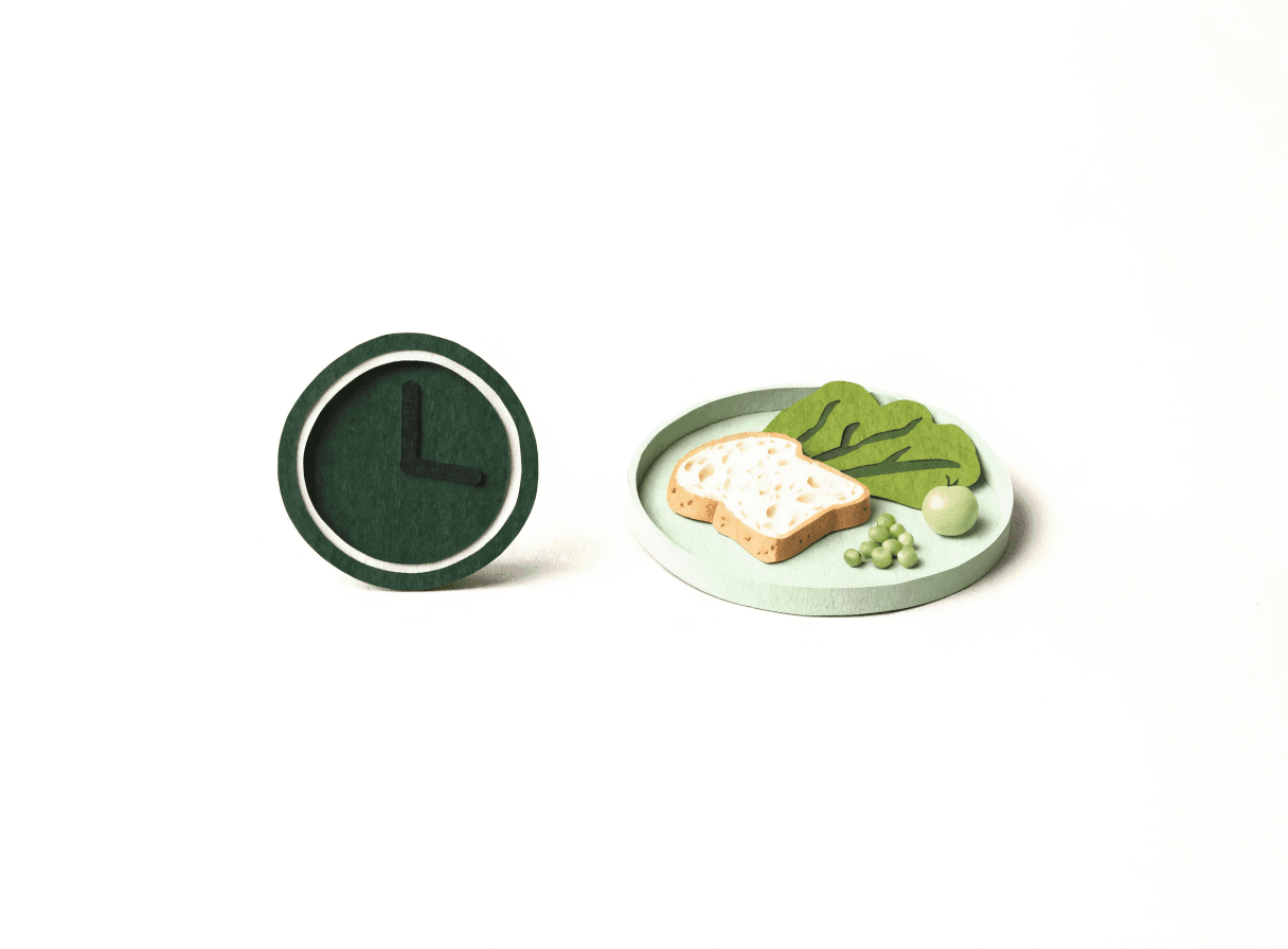 Un reloj junto a un plato con una comida ligera